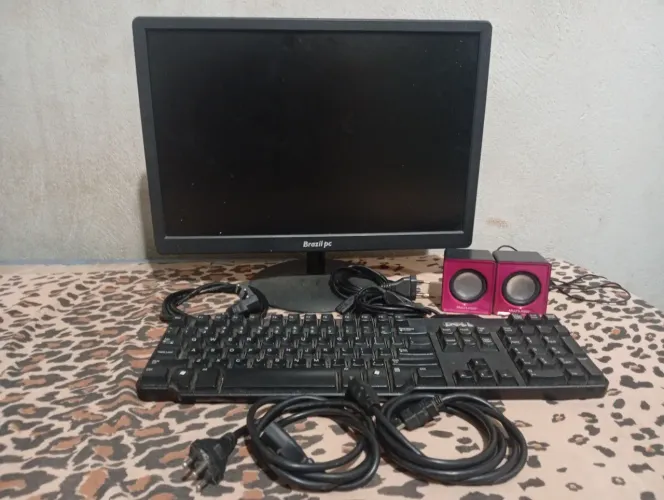 Vendo tela de computador e teclado e é cabo de conectar