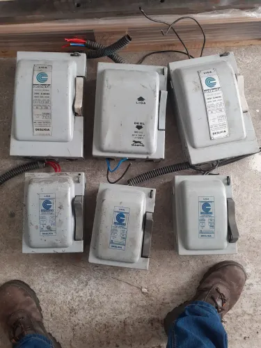 6 chaves blindadas por apenas 200.00, sendo 3  de 60 amperes, 3 de 30 amperes
