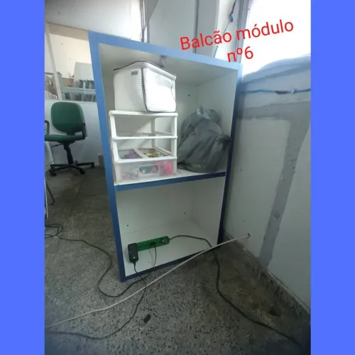 Estante dividida ao meio na horizontal 