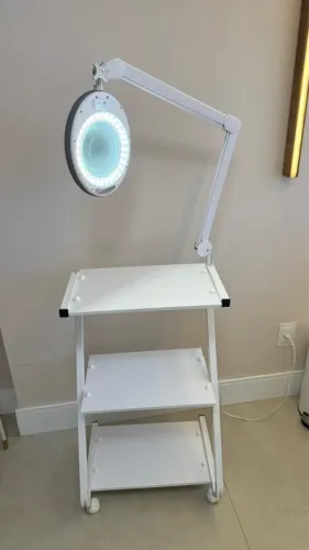 Mesa auxiliar com lupa