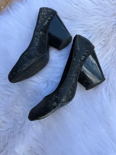 Sapato Feminino Preto com Paetês Salto Grosso 