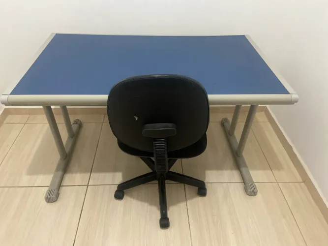 Mesa de escritório com cadeira