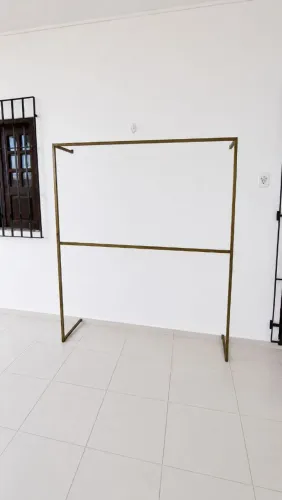 Arara de roupas dourado 250x250