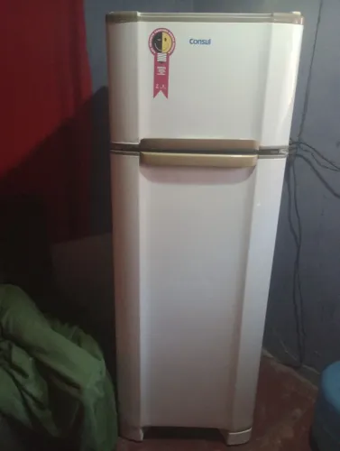 Geladeira  boa gelando muito bem 