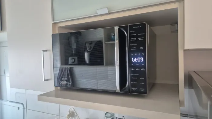 Microondas eletrolux seminovo 23 litros .