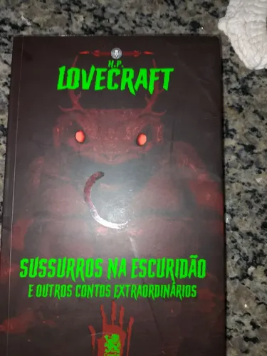 Sussuros na escuridão e outros contos.