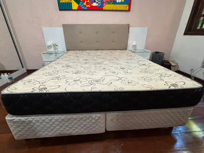 Conjunto Queen: Cama Box colchão espuma D45  + 2 Mesas de Cabeceira - ENTREGA GRÁTIS 