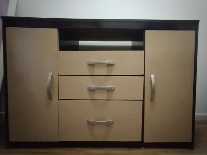 Cômoda de madeira com 3 gavetas e 2 portas