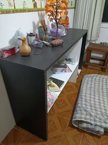 Balcão de salão e carrinho com gavetas
