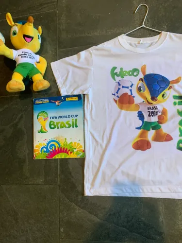 Copa 2014 3 itens camisa álbum figurinha e pelúcia futebol