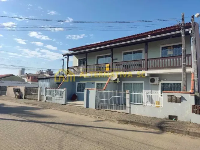 Casa para locação anual com 3 quartos sendo 1 suíte em Itacolomi, Balneário Piçarras, Sant