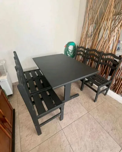 Mesa com 6 cadeiras. Não entrego