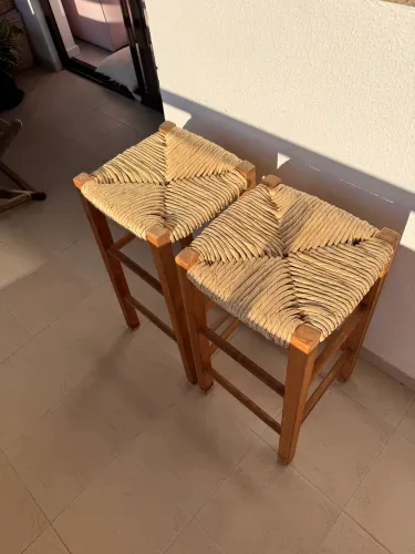 Par de Banquetas de Madeira com Assento em Palha