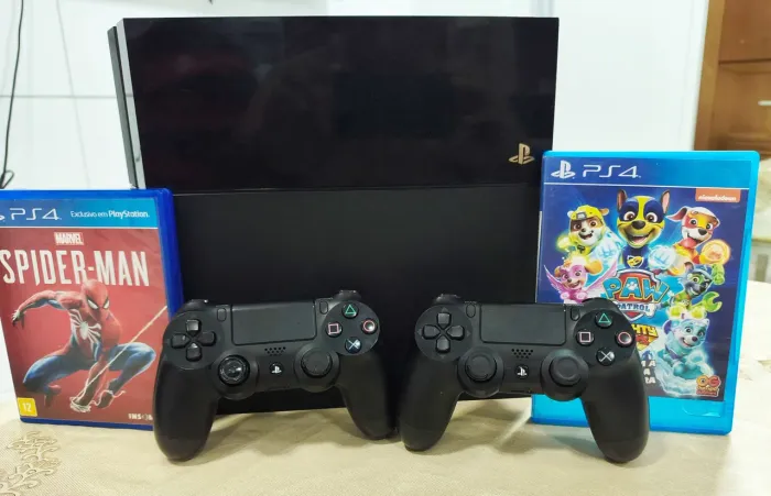 VENDO PS4 FAT 500 GB 2 CONTROLES 2 JOGOS 
