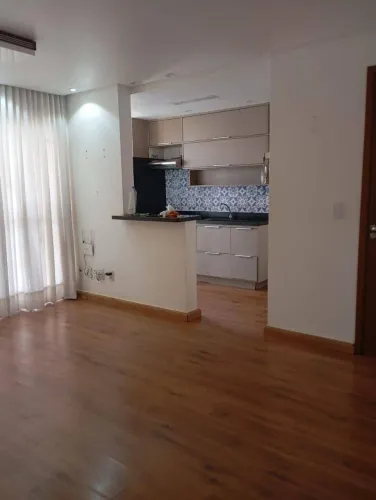 Apto. 56m² com armários, 02 qtos c/ uma suíte  Jd. Atlântico