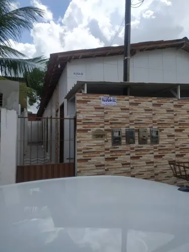 São três casas conjugadas , 2 quartos, 1 sala, 1 cozinha, 1 banheiro 1 área de serviço e