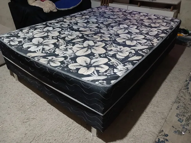 Cama casal. Dispenso curiosos