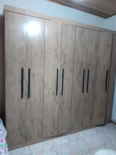 Guarda roupa semi novo 8portas 3gavetas e maleiro interno