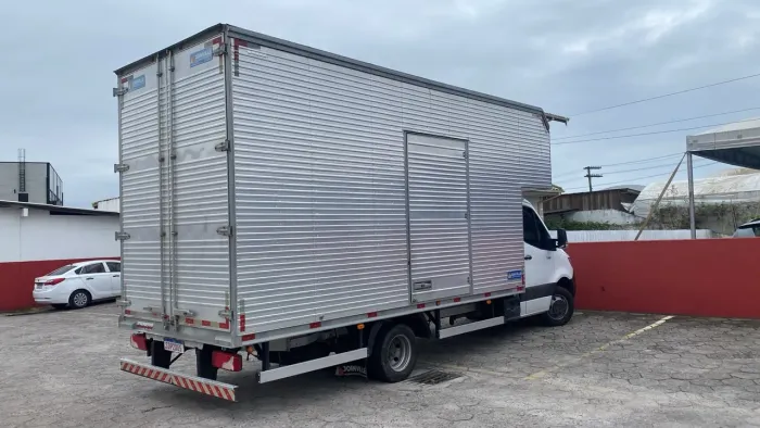 Vendo ou troco o baú por mais baixo Bau 5250x2250x2900 altura