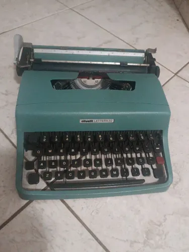 Vende-se máquina de escrever antiga