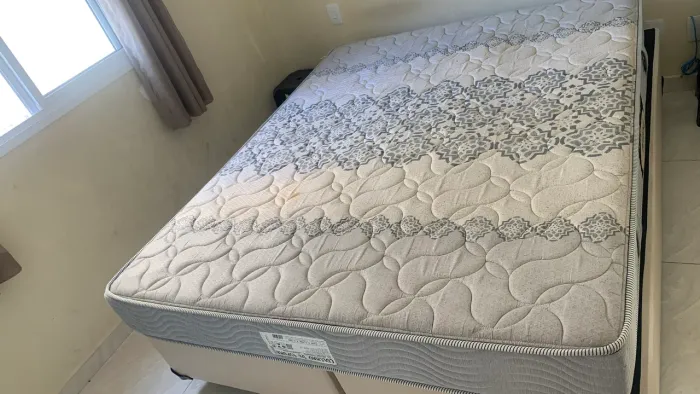 Cama com colchão + Box ( Queen )king star