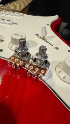 Potenciômetro pra Guitarra A250 ou B250 eixo curto e base pequena