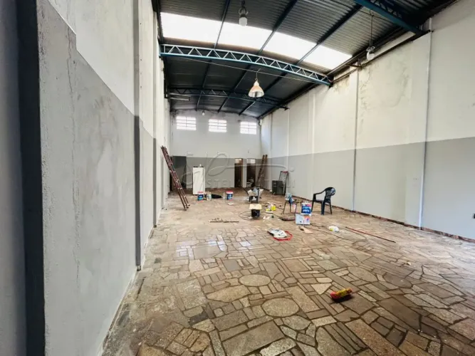 Galpão amplo de 315m² para locação - Jardim Interlagos