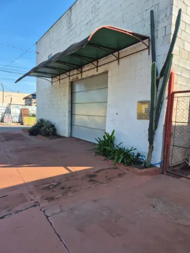 Galpão Comercial 200m² - Amplo Espaço com Excelente Localização