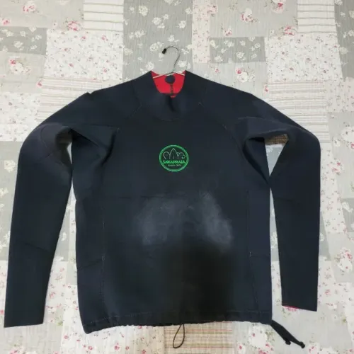 Camisa / Colete manga longa Neoprene 1mm p/ surf e mergulho c/ regulador na cintura R$ 250