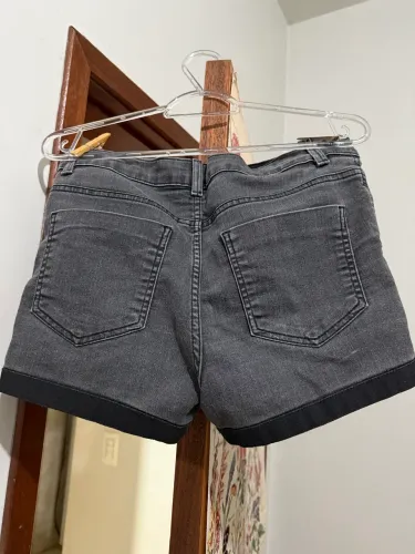 Short Jeans Escuro com Barra Dobrada