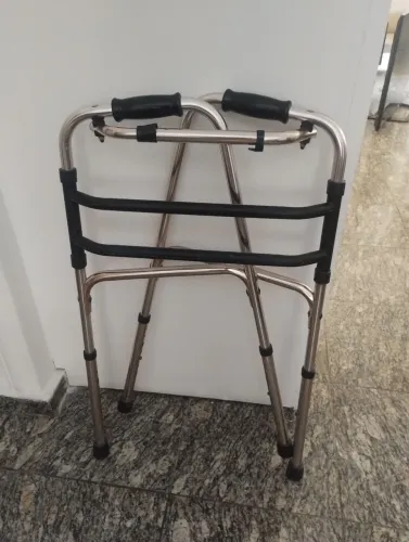 Andador articulado para idosos 