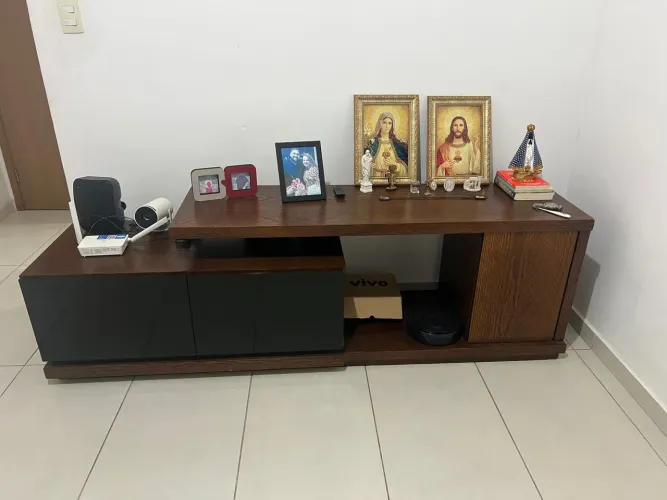 Rack para Sala com Painel Preto e Acabamento Amadeirado - Excelente Estado