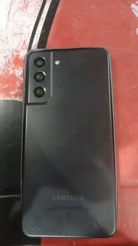 Vendo um telefone sansung S21 com pequenos defeitos na tela mais sem nenhum conserto 