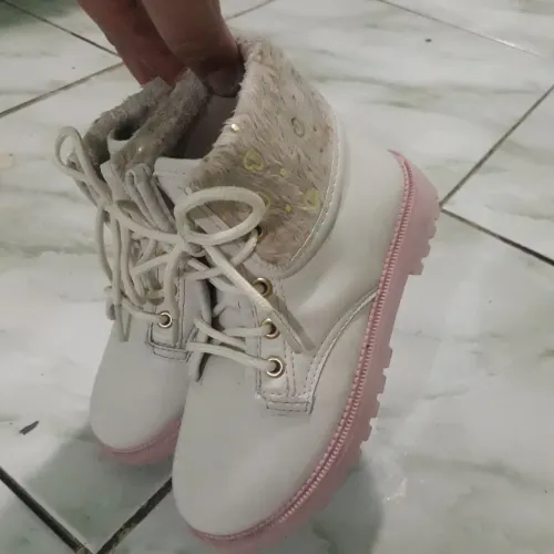 Vendo essa linda Bota T:25  cor salmão com detalhes em veludo brilhante otimo p/ look juni