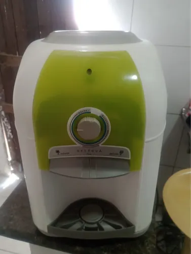 Gelágua Esmaltec de mesa funcionando perfeitamente, motor e gás original de fabrica.