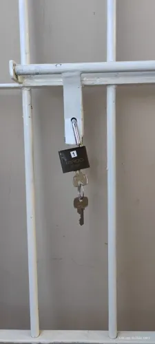 Vendo grade de vergalhão maciço de 0,80cm X 2,00 para porta, com batente de ferro