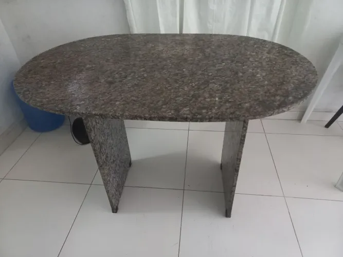 Mesa tubular oval em granito.