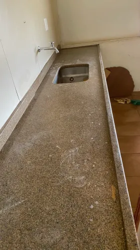 Bancada de granito 2,73 com cuba de inox (obs usada mais em ótimo estado )