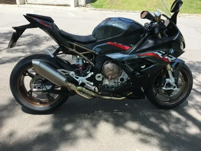 IMPECÁVEL BMW S 1000 RR 2023 vendo com acessórios mais nova do RS. Abaixo da fipe.