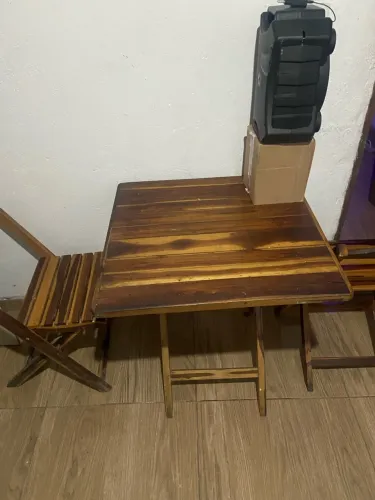 Mesa dobrável e 2 cadeiras de madeira