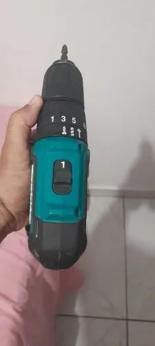 Excelente parafusadeira/ furadeira com 2 velocidades, com bateria e recarregador