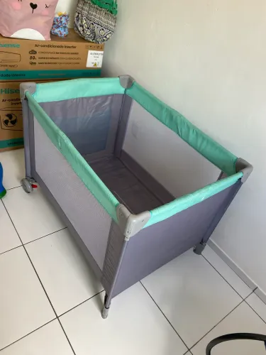 Berço portátil completo com colchão, tudo em estado de zero!