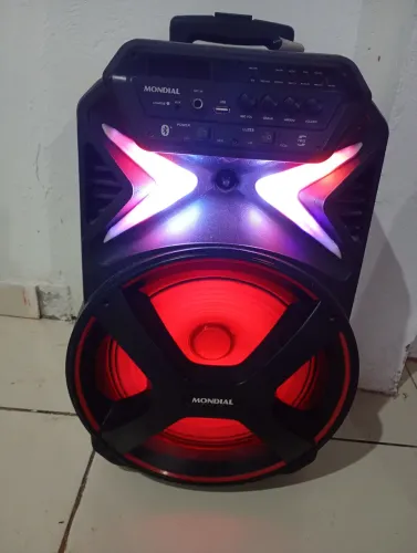 Vendo essa caixa de som nova som alto potente pega microfone 