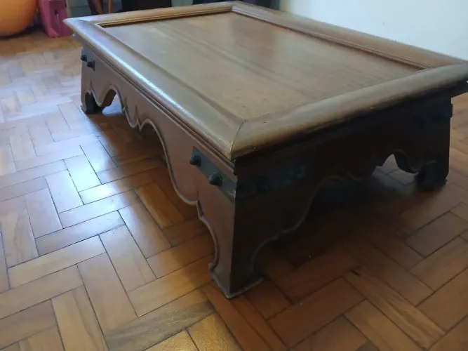 Mesa de centro rústica em madeira maciça