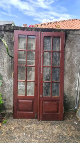 Porta de madeira maciça