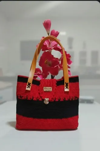 Pra quem gosta de crochê ? tenho uma lindas bolsa feitas pra vc?