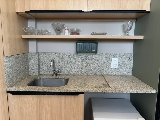 Bancada de Granito Branco Itaúnas Escovado com Cuba Inox + Torneira