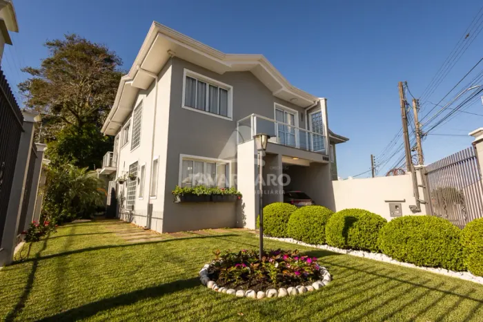 Sobrado elegante com 4 dormitórios e lindo espaço gourmet - Bairro Órfãs