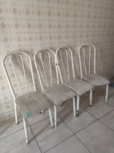 Vendo 4 cadeira usada