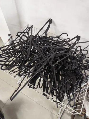 Lote de cabides para rouoas
